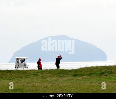 Turnberry, Ayrshire, Scozia, Regno Unito. 2nd maggio, 2023. L'ex presidente Donald Trump visita Trump Turnberry per una partita di golf su 02/05/23 Credit: CDG/Alamy Live News Foto Stock