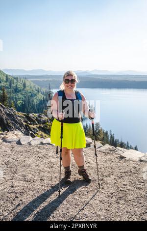 Donna bionda escursionista e bastoni trekking fino a Inspiration Point nel Parco Nazionale del Grand Teton Foto Stock