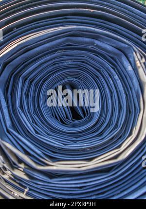 Nastro arrotolato di sistema di tubi flessibili per irrigazione. Vista dall'alto Foto Stock