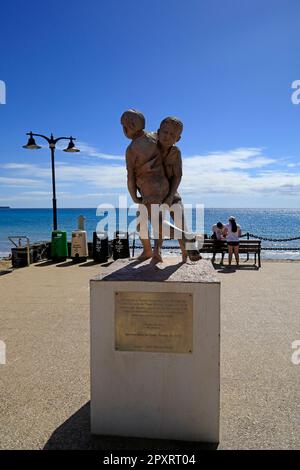 Statua di due ragazzi che lottano, Playa Blanca, Lanzarote, Isole Canarie, Spagna. Lucha Canaria - tradizionale wrestling delle Canarie. Foto Stock