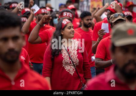 Colombo, occidentale, Sri Lanka. 1st maggio, 2023. I membri del fronte di Liberazione del Popolo hanno condotto una marcia in ricordo e per onorare la Giornata Internazionale del lavoro. (Credit Image: © Isura Nimantha/Pacific Press via ZUMA Press Wire) SOLO PER USO EDITORIALE! Non per USO commerciale! Foto Stock