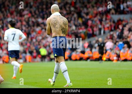 Richarlison di Tottenham Hotspur è raffigurato dopo aver segnato con un grande tatuaggio sulla schiena che si mostra al centro con Ronaldo e Neymar da entrambi i lati. Incontro della Premier League, Liverpool contro Tottenham Hotspur ad Anfield a Liverpool domenica 30th aprile 2023. Questa immagine può essere utilizzata solo per scopi editoriali. Solo per uso editoriale, licenza richiesta per uso commerciale. Non è utilizzabile nelle scommesse, nei giochi o nelle pubblicazioni di un singolo club/campionato/giocatore. pic di Chris Stading/Andrew Orchard SPORTS photography/Alamy Live news Foto Stock
