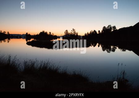 Lago Sunrise nei Pirenei spagnoli, situato al rifugio JM Blanc, Aigüestortes i Estany de Sant Maurici parco nazionale Foto Stock