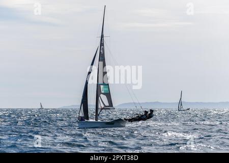 Hyeres, Francia. 25th Apr, 2023. La squadra australiana (Laura Harding e Annie Wilmot) compete nella categoria FX il giorno 2 durante la settimana francese olimpica 2023. La settimana olimpica francese 2023 si terrà a Hyeres-les-Palmiers dal 23 al 30 aprile 2023 e riunirà i migliori specialisti del mondo in eventi velistici per i prossimi Giochi olimpici di Parigi 2024. Credit: SOPA Images Limited/Alamy Live News Foto Stock