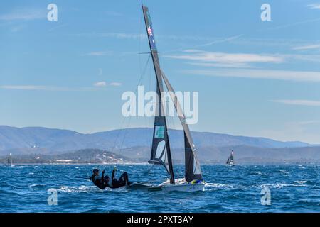 Hyeres, Francia. 25th Apr, 2023. La squadra australiana (Laura Harding e Annie Wilmot) compete nella categoria FX il giorno 2 durante la settimana francese olimpica 2023. La settimana olimpica francese 2023 si terrà a Hyeres-les-Palmiers dal 23 al 30 aprile 2023 e riunirà i migliori specialisti del mondo in eventi velistici per i prossimi Giochi olimpici di Parigi 2024. (Foto di Laurent Coust/SOPA Images/Sipa USA) Credit: Sipa USA/Alamy Live News Foto Stock