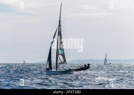 Hyeres, Francia. 25th Apr, 2023. La squadra australiana (Laura Harding e Annie Wilmot) compete nella categoria FX il giorno 2 durante la settimana francese olimpica 2023. La settimana olimpica francese 2023 si terrà a Hyeres-les-Palmiers dal 23 al 30 aprile 2023 e riunirà i migliori specialisti del mondo in eventi velistici per i prossimi Giochi olimpici di Parigi 2024. (Foto di Laurent Coust/SOPA Images/Sipa USA) Credit: Sipa USA/Alamy Live News Foto Stock