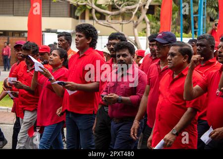 Colombo, occidentale, Sri Lanka. 1st maggio, 2023. I membri del fronte di Liberazione del Popolo hanno condotto una marcia in ricordo e per onorare la Giornata Internazionale del lavoro. (Credit Image: © Isura Nimantha/Pacific Press via ZUMA Press Wire) SOLO PER USO EDITORIALE! Non per USO commerciale! Foto Stock