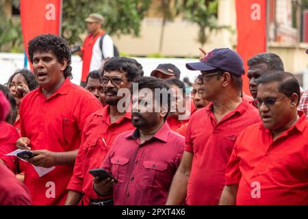 Colombo, occidentale, Sri Lanka. 1st maggio, 2023. I membri del fronte di Liberazione del Popolo hanno condotto una marcia in ricordo e per onorare la Giornata Internazionale del lavoro. (Credit Image: © Isura Nimantha/Pacific Press via ZUMA Press Wire) SOLO PER USO EDITORIALE! Non per USO commerciale! Foto Stock