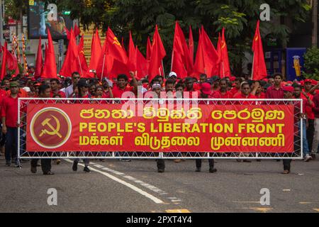 Colombo, occidentale, Sri Lanka. 1st maggio, 2023. I membri del fronte di Liberazione del Popolo hanno condotto una marcia in ricordo e per onorare la Giornata Internazionale del lavoro. (Credit Image: © Isura Nimantha/Pacific Press via ZUMA Press Wire) SOLO PER USO EDITORIALE! Non per USO commerciale! Foto Stock