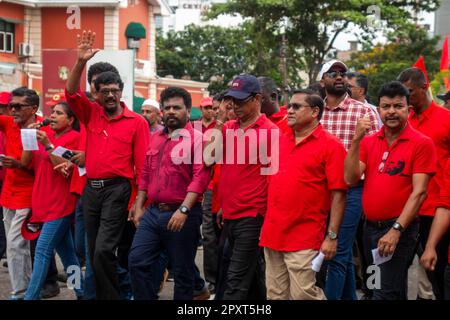 Colombo, occidentale, Sri Lanka. 1st maggio, 2023. I membri del fronte di Liberazione del Popolo hanno condotto una marcia in ricordo e per onorare la Giornata Internazionale del lavoro. (Credit Image: © Isura Nimantha/Pacific Press via ZUMA Press Wire) SOLO PER USO EDITORIALE! Non per USO commerciale! Foto Stock