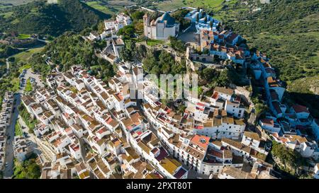 Vista del bellissimo villaggio bianco di Casares nella provincia di Malaga, Spagna. Foto Stock