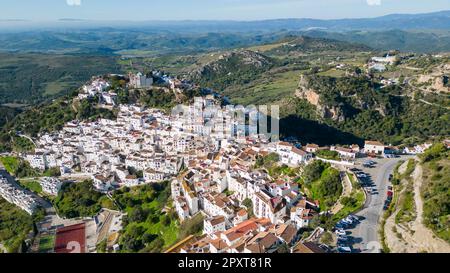 Vista del bellissimo villaggio bianco di Casares nella provincia di Malaga, Spagna. Foto Stock