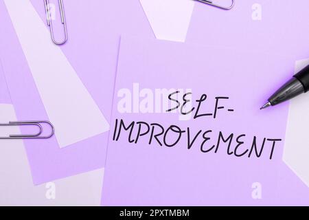 Scrittura che visualizza il miglioramento di auto del testo, processo di idea di affari di rendersi un migliore o più knowledgable Foto Stock