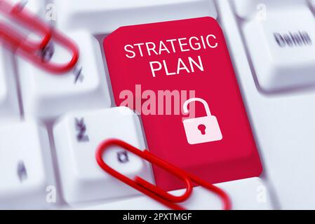 Scrittura che visualizza il testo piano strategico, idea di affari Un processo di definizione della strategia e di prendere le decisioni Foto Stock