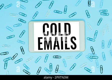 Visualizzazione concettuale e-mail a freddo, Word scritto su e-mail non richieste inviate a un destinatario senza contatto preventivo Foto Stock