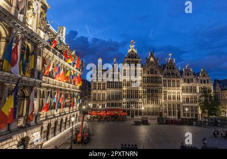 Storico municipio rinascimentale, stadhuis, XVI secolo (a sinistra) e Guildhall al crepuscolo, Grote Markt, città vecchia, Anversa. Sito patrimonio dell'umanità dell'UNESCO Foto Stock