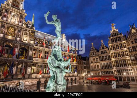 Fontana di Brabo, e sinistra: Municipio rinascimentale stadhuis, un sito patrimonio dell'umanità dell'UNESCO, a destra: Guildhalls a Grote Markt al crepuscolo, città vecchia, Anversa Foto Stock