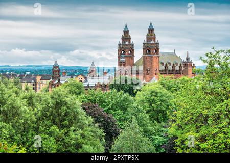 Kelvingrove Park e il museo Kelvingrove di Glasgow, Scozia. Foto Stock