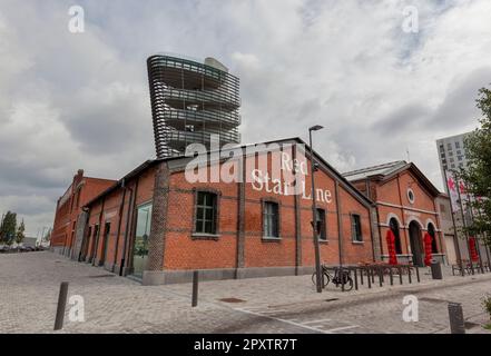 Museo Red Star Line a Montevideostraat, Eilandje, in edifici storici e originali della Stella Rossa (con nuova torre). Anversa. Foto Stock