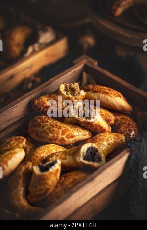 Pasta a forma di mezzaluna ripiena di noci o semi di papavero, rotoli di Bratislava Foto Stock