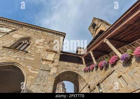 Torre Civica del 11th° secolo detta anche Campanone nel centro storico con Palazzo della ragione del 12th° secolo (a sinistra) nella medievale Piazza Vecchia Foto Stock