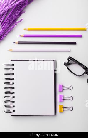 Foto con penne matite Rullers calcolatrici. Adesivi in carta colorata. Foto Stock