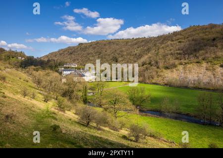 Cressbrook Mill di Arkwright dal Monsal Trail, Peak District National Park, Derbyshire, Inghilterra Foto Stock