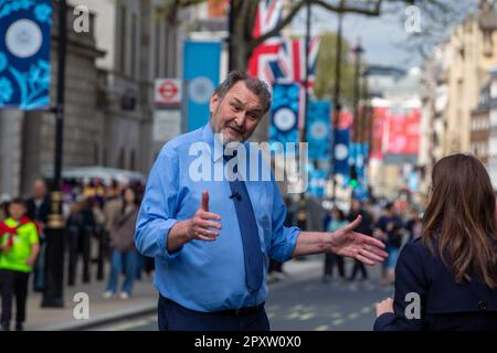 Londra, Inghilterra, Regno Unito. 2nd maggio, 2023. Il Segretario Generale dell'Unione Nazionale dell'Educazione KEVIN COURTNEY è visto parlare alla stampa come migliaia di insegnanti impressionante rally fase fuori Downing Street che chiede l'aumento della retribuzione. (Credit Image: © Tayfun Salci/ZUMA Press Wire) SOLO PER USO EDITORIALE! Non per USO commerciale! Credit: ZUMA Press, Inc./Alamy Live News Foto Stock