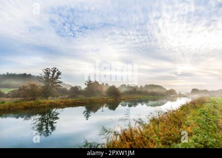 North Walsham nel mulino Norfolk eBridge all'alba sul canale Dilham. Il mulino è stato di proprietà di Cubitt & Walker LTD dal 1869 al 1998. Il canale era cal Foto Stock