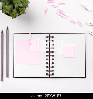Immagine con forniture scolastiche, adesivi, notebook messaggio importante Foto Stock