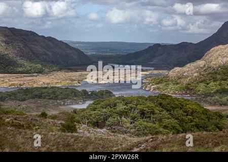 I laghi nella Black Valley by Gap of Dunloe passano attraverso MacGillycuddy Reeks e Purple Mountain nel Ring of Kerry da Ladies View, nr Killarney Foto Stock