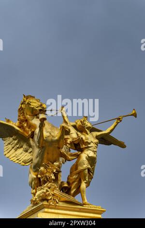 Colonna con il Gruppo di cifre 'fama di guerra' sul ponte Pont Alexandre III sulla Senna, Parigi, Francia, Europa Foto Stock