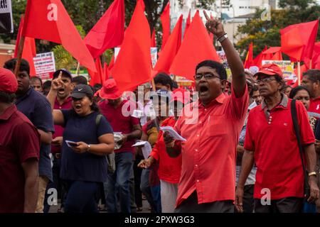 Colombo, occidentale, Sri Lanka. 1st maggio, 2023. I membri del fronte di Liberazione del Popolo hanno condotto una marcia in ricordo e per onorare la Giornata Internazionale del lavoro. (Credit Image: © Isura Nimantha/Pacific Press via ZUMA Press Wire) SOLO PER USO EDITORIALE! Non per USO commerciale! Foto Stock