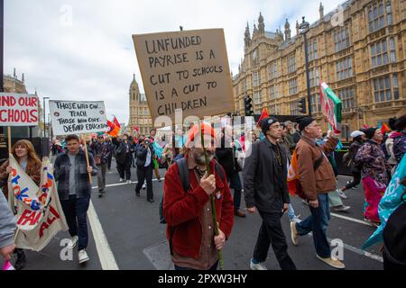 Londra, Inghilterra, Regno Unito. 2nd maggio, 2023. Migliaia di insegnanti straordinari passano davanti al parlamento a Downing Street chiedendo un aumento della retribuzione. (Credit Image: © Tayfun Salci/ZUMA Press Wire) SOLO PER USO EDITORIALE! Non per USO commerciale! Credit: ZUMA Press, Inc./Alamy Live News Foto Stock