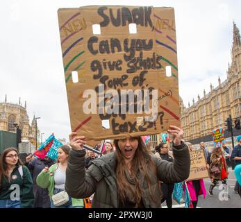 Londra, Inghilterra, Regno Unito. 2nd maggio, 2023. Migliaia di insegnanti straordinari passano davanti al parlamento a Downing Street chiedendo un aumento della retribuzione. (Credit Image: © Tayfun Salci/ZUMA Press Wire) SOLO PER USO EDITORIALE! Non per USO commerciale! Credit: ZUMA Press, Inc./Alamy Live News Foto Stock