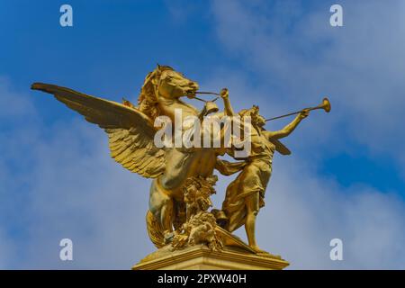 Colonna con il Gruppo di cifre 'fama di guerra' sul ponte Pont Alexandre III sulla Senna, Parigi, Francia, Europa Foto Stock