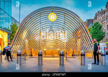 Ingresso della stazione della metropolitana di St Enoch nel centro di Glasgow, Scozia di notte. Foto Stock