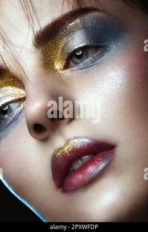 Bellissima ragazza con creativo brillante trucco con strass . Bellezza viso  Foto stock - Alamy