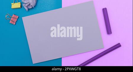 Immagine con forniture scolastiche, adesivi, notebook messaggio importante Foto Stock
