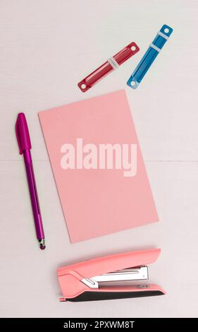 Immagine con forniture scolastiche, adesivi, notebook messaggio importante Foto Stock