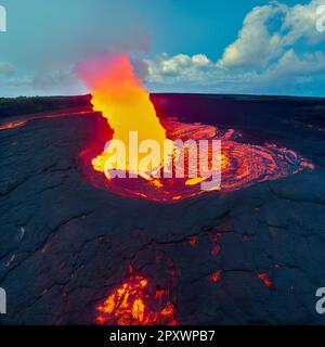 Paesaggio vulcanico con lava bollente e roccia ignea solidificata Foto Stock