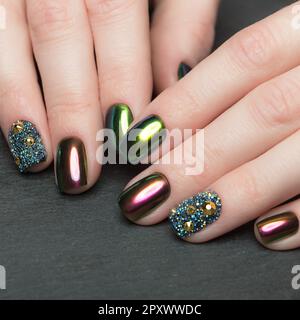 Beautifil manicure colorata con rhinestone. Progettazione di chiodi. Primo piano. Foto Stock