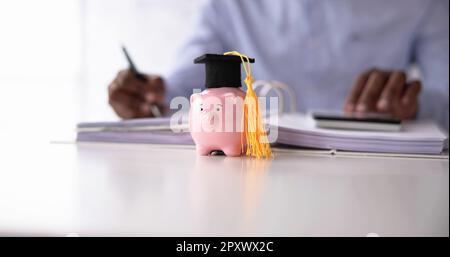 Prestito studentesco. Consulente didattico contabile e responsabile laureati Foto Stock