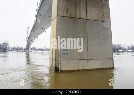 Sremska Mitrovica, Serbia, 01.27.2023 Ponte sul fiume Sava. Allagando dopo piogge pesanti e sciogliendo neve. Un flusso rapido di acqua fangosa. Idrologico Foto Stock