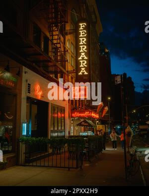 Ferrara Bakery & Cafe neon segno in Little Italy, Manhattan, New York Foto Stock