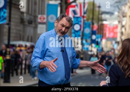 Londra, Inghilterra, Regno Unito. 2nd maggio, 2023. Il Segretario Generale dell'Unione Nazionale dell'Educazione KEVIN COURTNEY è visto parlare alla stampa come migliaia di insegnanti impressionante rally fase fuori Downing Street che chiede l'aumento della retribuzione. (Credit Image: © Tayfun Salci/ZUMA Press Wire) SOLO PER USO EDITORIALE! Non per USO commerciale! Credit: ZUMA Press, Inc./Alamy Live News Foto Stock