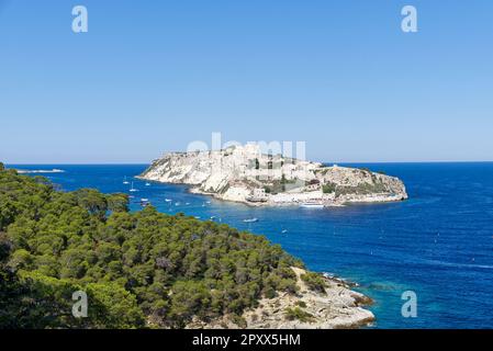 Isola di San Nicola dell'arcipelago delle Tremiti in estate, Puglia, Italia. Foto Stock