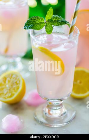 Limonata fredda e gelida con cubetti di ghiaccio di limonata rosa, pronta per essere bevuta. Foto Stock