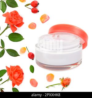 Crema cosmetica per la cura della pelle del viso e fiori di rosa isolati su sfondo bianco. Foto Stock