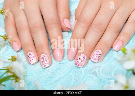 Manicure primaverile per la sposa in toni delicati con fiori. Progettazione di chiodi. Foto Stock